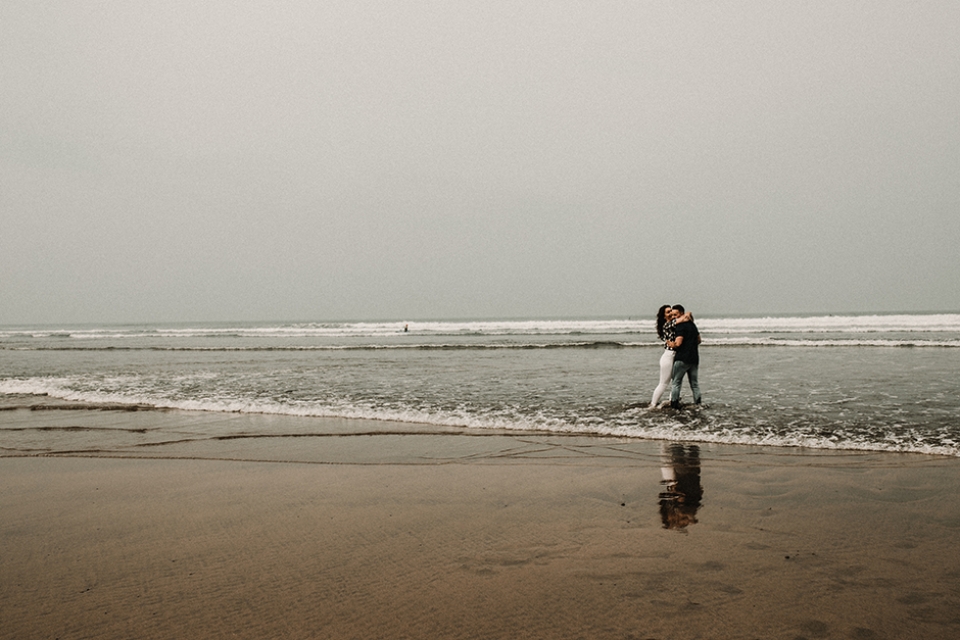 couple having a cuddle in the wave in bude