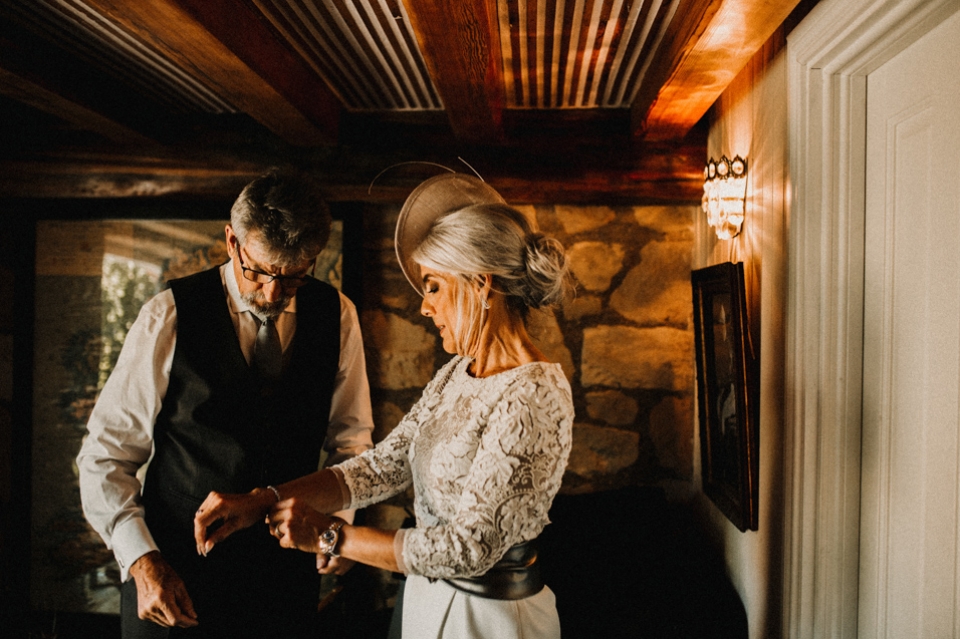 brides mother and father getting ready