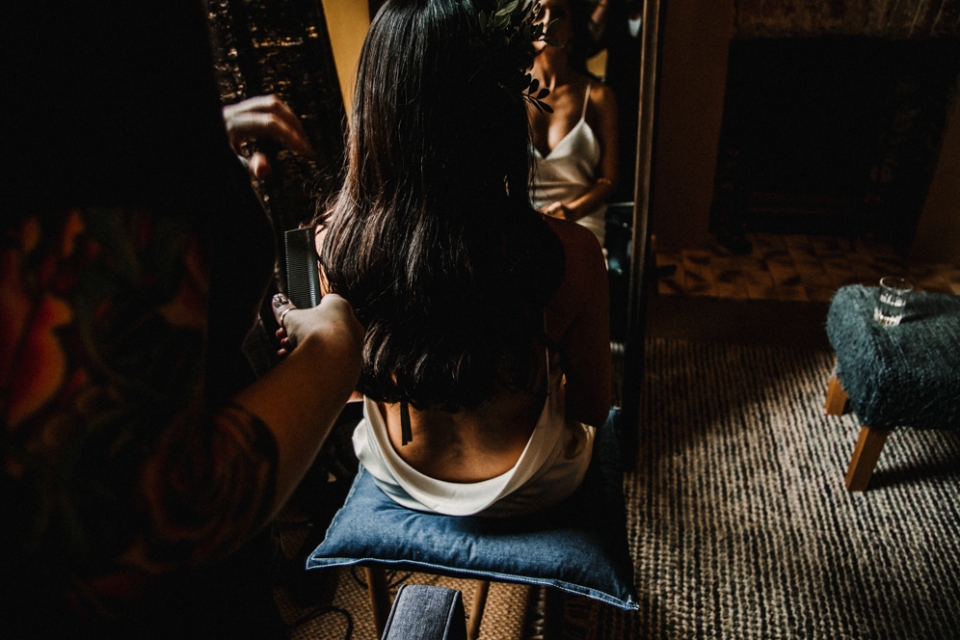 bride having her hair done at the crown pub  in woodstock