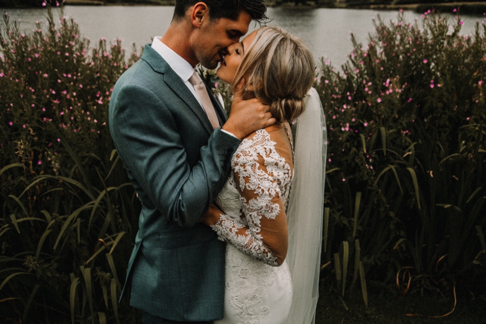 intimate and passionate wedding photography 