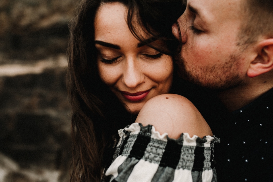 couple shoot on the cornish coast of bude