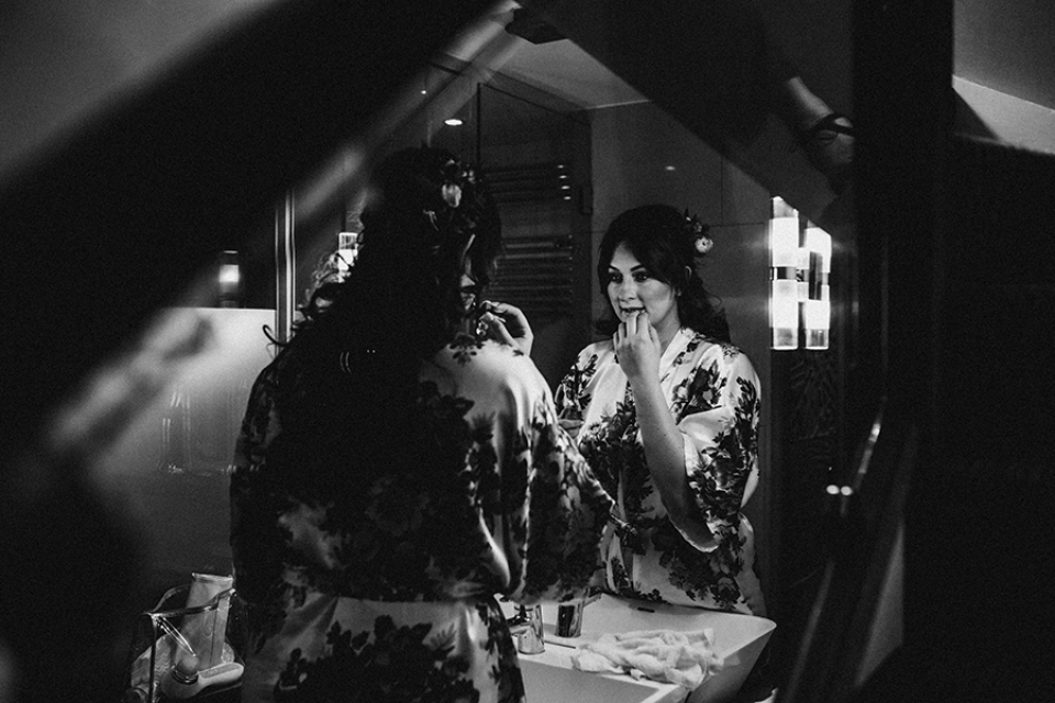 bride putting on her lipstick