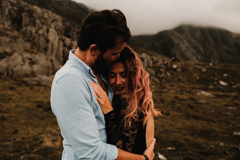 couple enjoying 10 year anniversary in snowdonia mountains