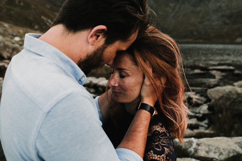 romantic pre wedding shoot in north wales mountains