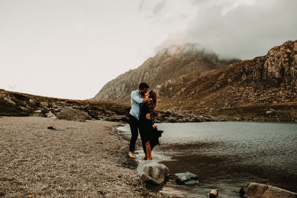 couple kissing in cwm Idwal , pre wedding shoot