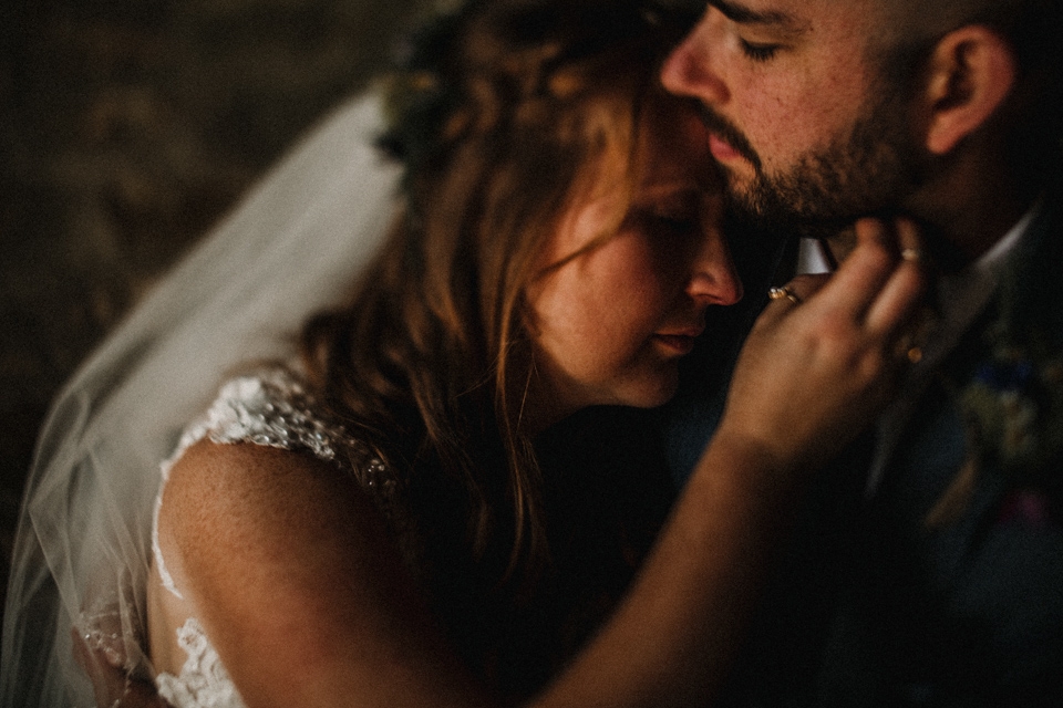 freelensing image of bride and groom kissing