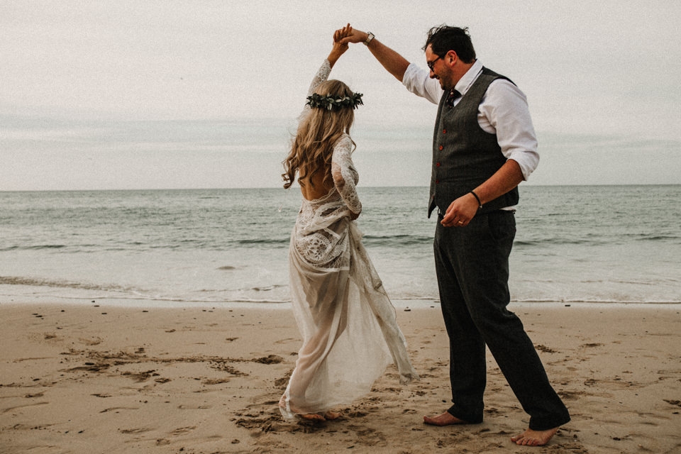 couple dancing on the beach , beach wedding 