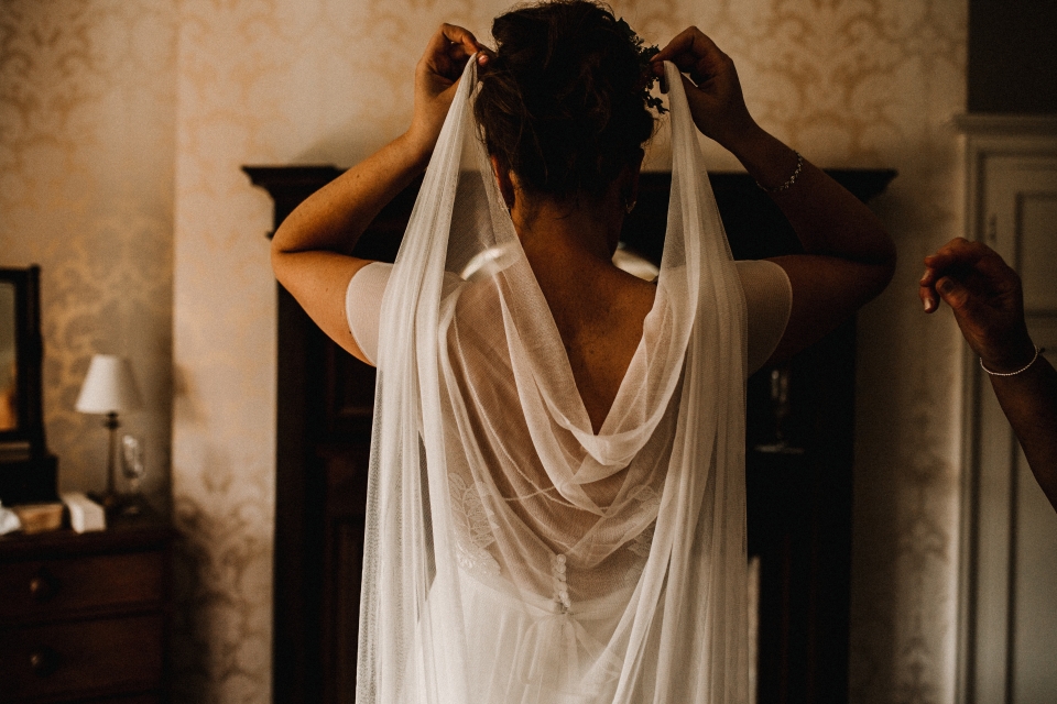 bride putting her veil in at bridal prep