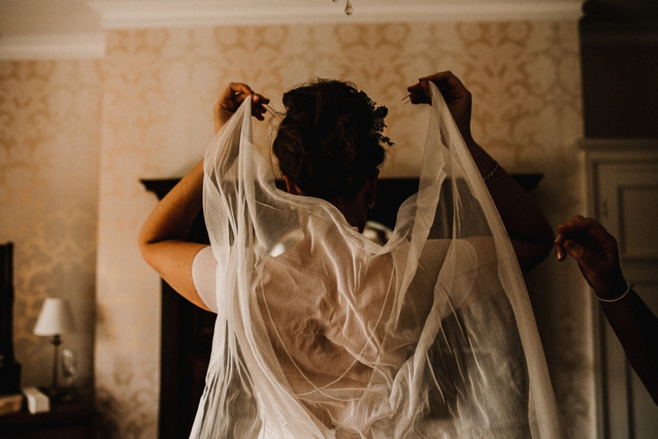 bride putting veil in at plas gwynfryn