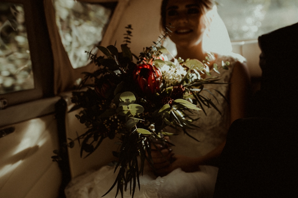 bride holdig moutan bridal bouquet in wedding car