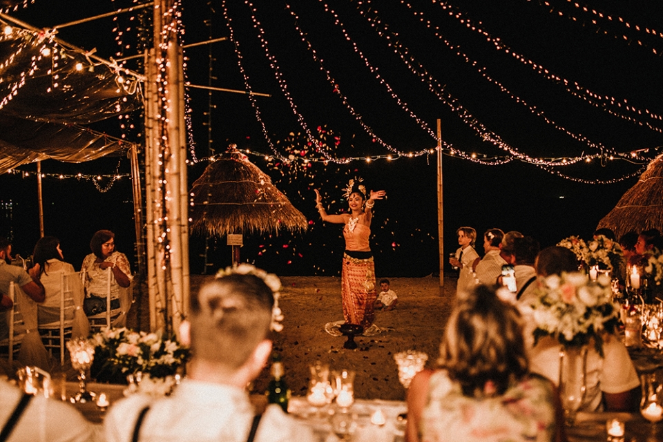 thai dancer performing for bride and groom