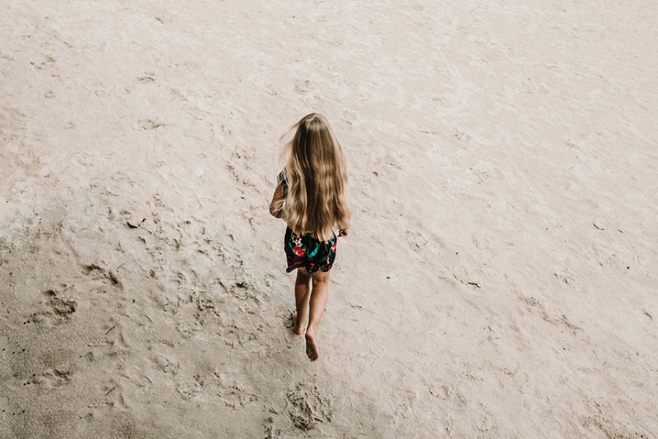 daughter running towards her mother villa