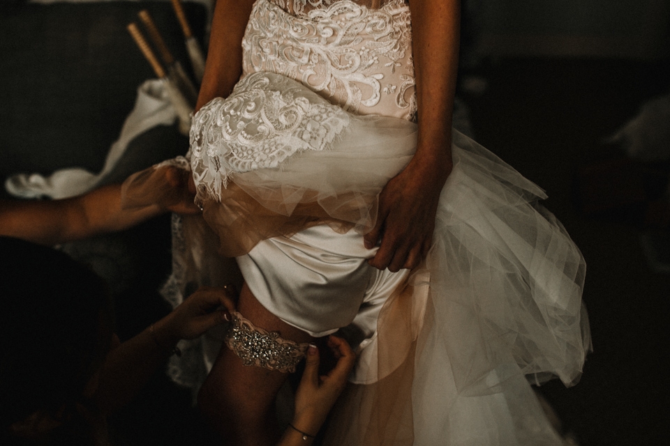 bride putting on her garter